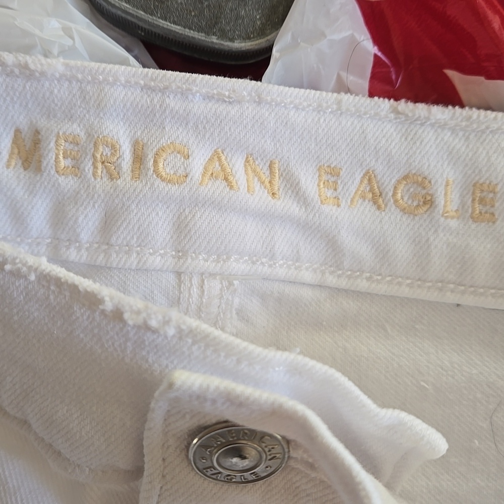 American Eagle White Distressed 90s Boyfriend Denim Shorts NWT - Picture 6 of 8